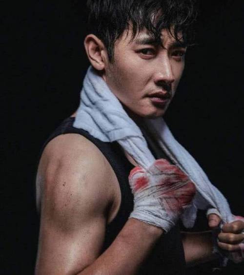 在分享保持好身材的秘诀时,罗晋大方透露,"运动,健身其实从我小时候就