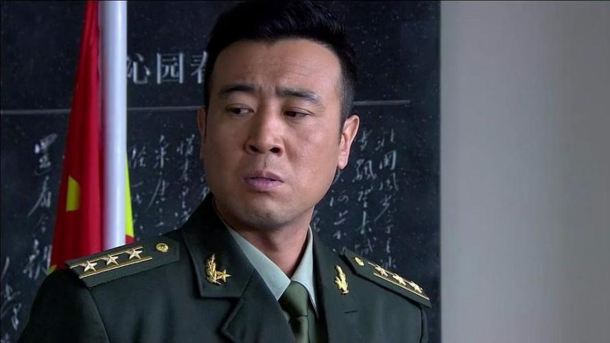 何晨光耍醉拳一拳给了王艳兵指导员当场给他泼冷水