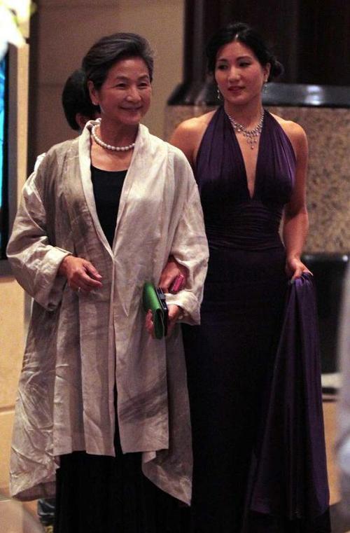 郑佩佩自然老去的样子真美,出席宴会也穿得随性,一点不在乎镜头