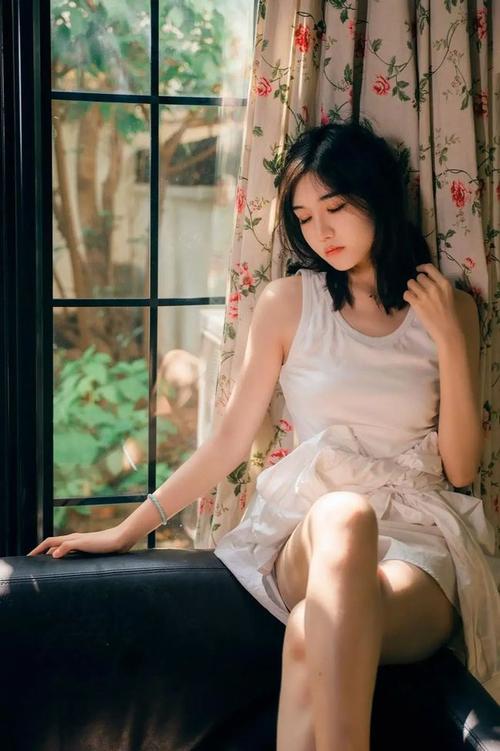 女孩拍写真为什么喜欢穿白色衬衣?