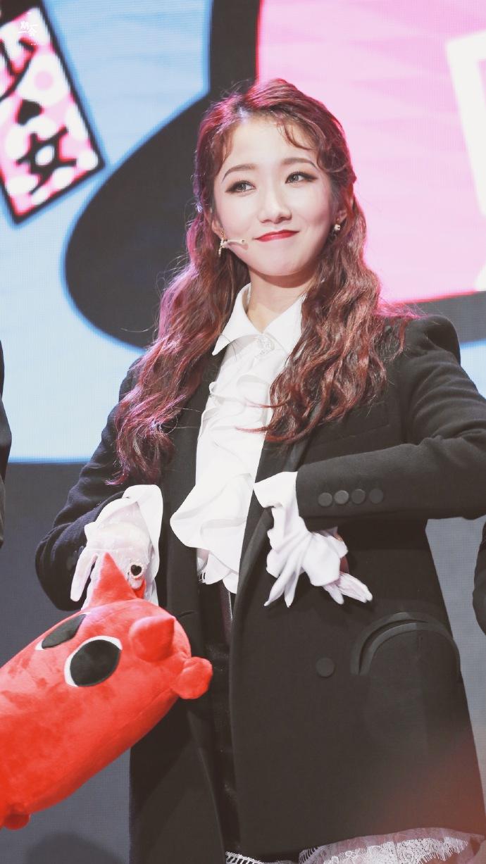 孟美岐亮相火箭少女101上海飞行见面会,穿黑色西服皮肤白皙