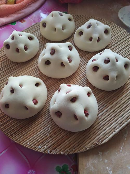 枣饽饽是发面的,寓意发财,加上枣又寓意早发.