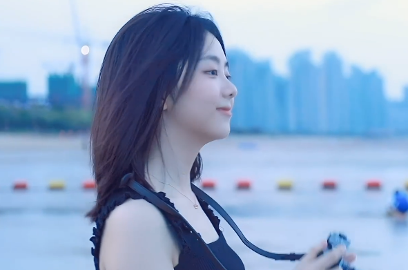 谭松韵海边拍外景,没p图的胳膊肉嘟嘟,俏皮模样又让男粉丝心动了