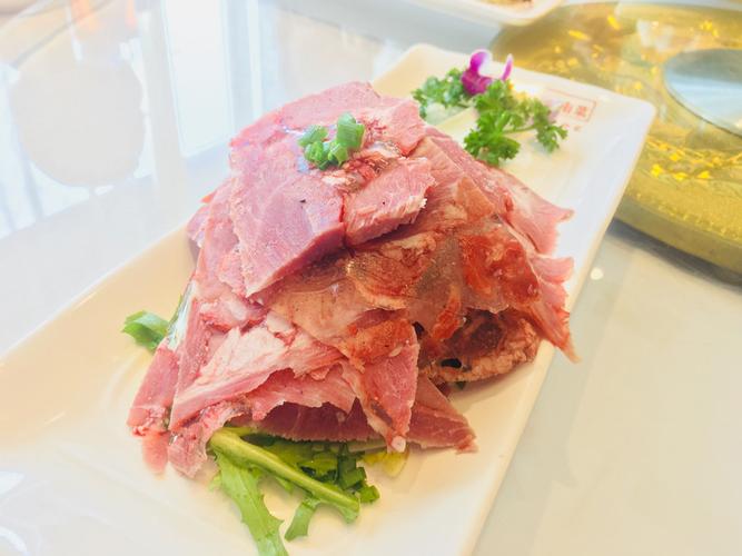这个垛子肉是用羊肉压成的,后味能尝出羊膻味,口感比较软,没有牛肉