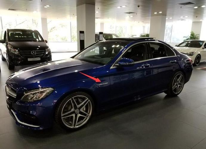 花96万买辆奔驰c63, 提车时偶遇一辆c200l!