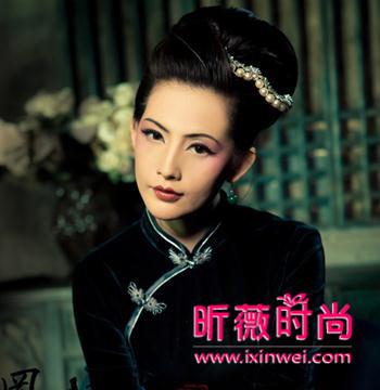 这一款气质的高发髻盘发显露出无比高贵的气质来,精致的妆容搭配上