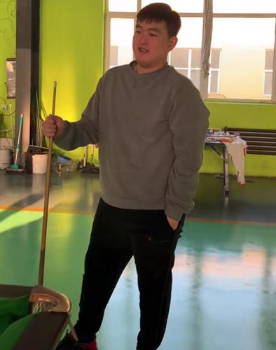 赵本山儿子牛牛卖力减肥,挤出双下巴,五官颜值和步伐神似父亲