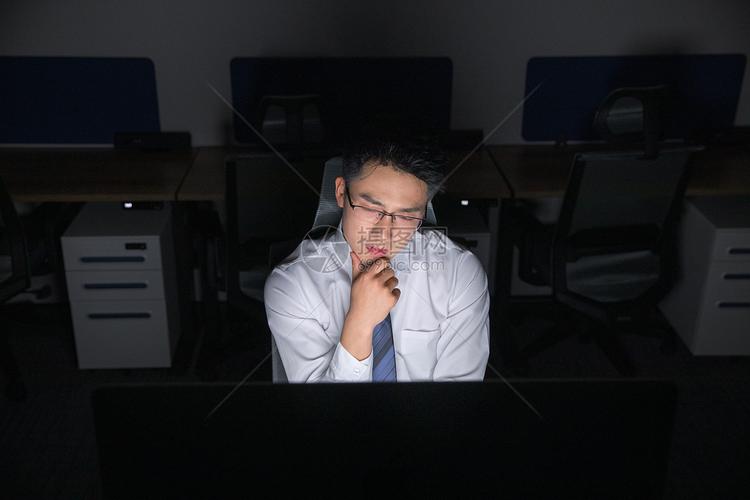 职场白领深夜加班