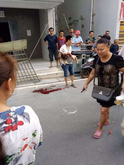 江安一小女孩从18楼与防护栏一起坠下当场死亡!地上全是血!