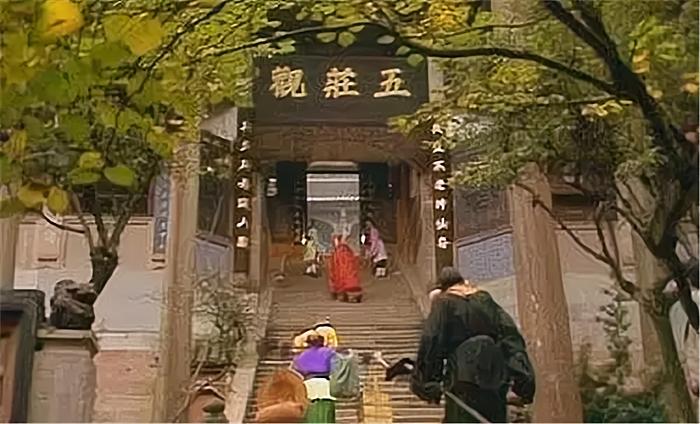 发现门口写着这样一副对联:万寿山福地,五庄观洞天