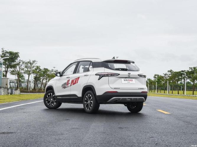 宝骏510定位小型suv,车身尺寸长宽高为4220*1740*1615毫米,轴距为2550