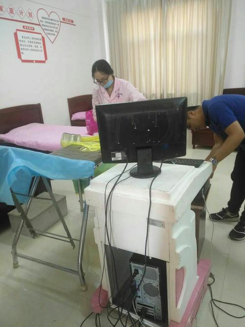 专家为居民做免费普查项目:腹部彩超,妇科常规检查等