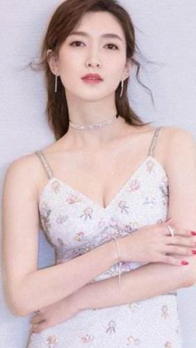 江疏影时尚唯美写真照,气质优雅,温婉甜美