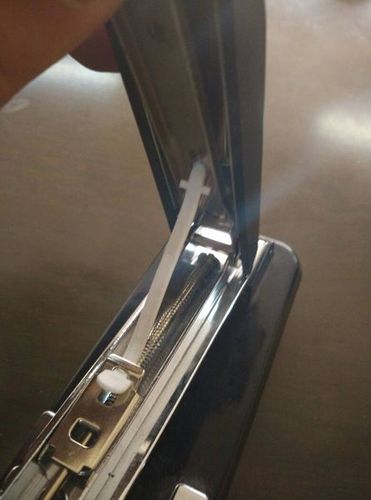 得力no0324订书机弹簧掉了怎么安装步骤