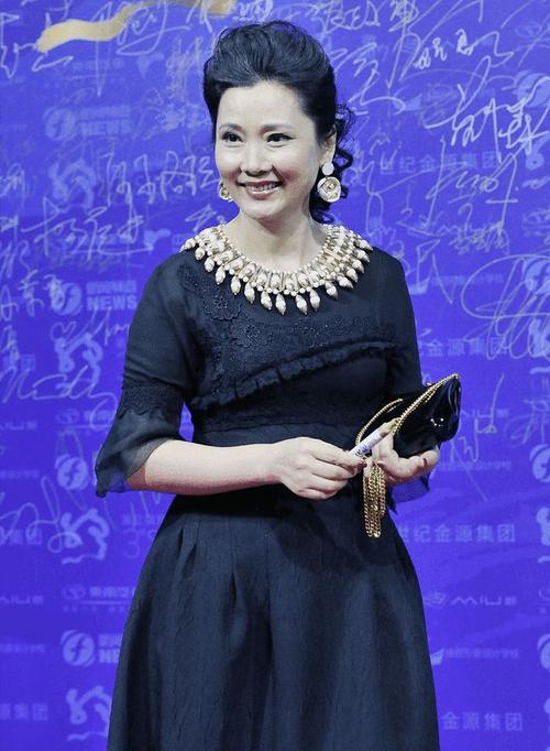 何赛飞打扮起来好惊艳,蓬松黑裙配金属领口,奔六仍然美得很大气