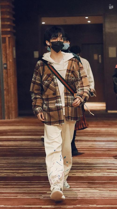 贺峻霖_贺峻霖_时代少年团_复古风_tnt时代少年团贺峻霖_娱乐_明星