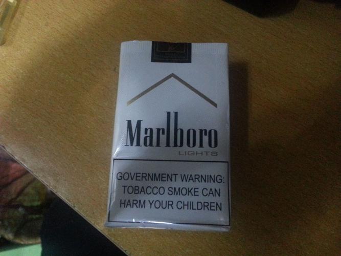 我同学买的万宝路白金.是真的嘛?