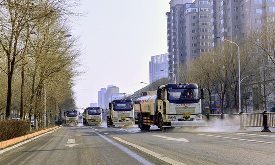 长春市环卫系统加大疫情防控力度集中开展道路清洗作业