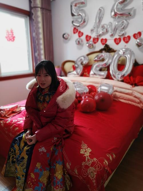 新娘子一进新房,我赶紧让琪琪坐在床上,谁先坐新床以后就是谁说了算