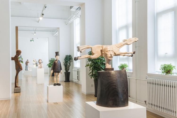 hi艺术空间的长形展厅中,在开放性的延展之外形成空间的分割与集中.