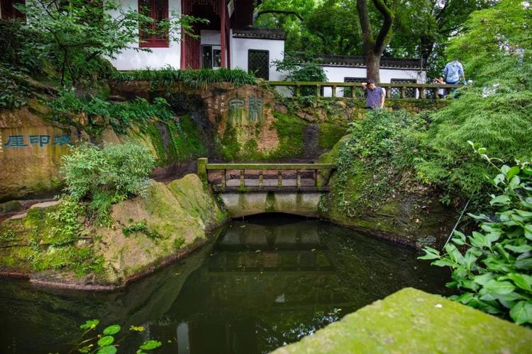 3 4 文泉的上面是题襟馆,其实题襟馆与鹤庐是连在一起的,这里曾是西泠