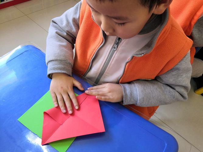 写美篇   手工折纸是一个深受孩子们喜欢的活动,一张小小的纸片,经过