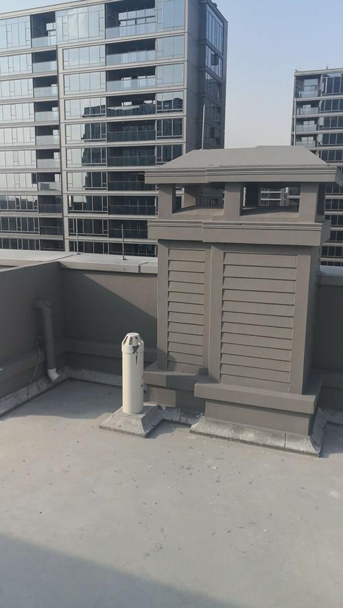 屋面排气道风帽未设挡雨百叶,高低跨屋面落水管下部未设水簸箕.