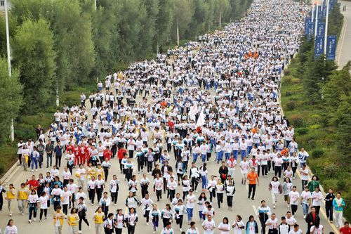 威宁县举行第五届"激情草海·浪漫乌撒"万人长跑活动