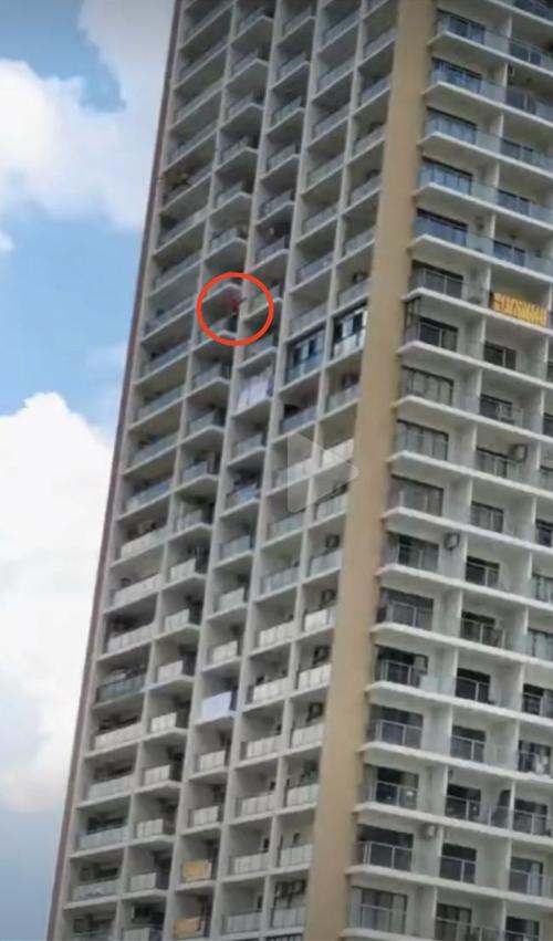 三亚一红衣女子在阳台外跳舞坠楼警方已接相关信息正核实