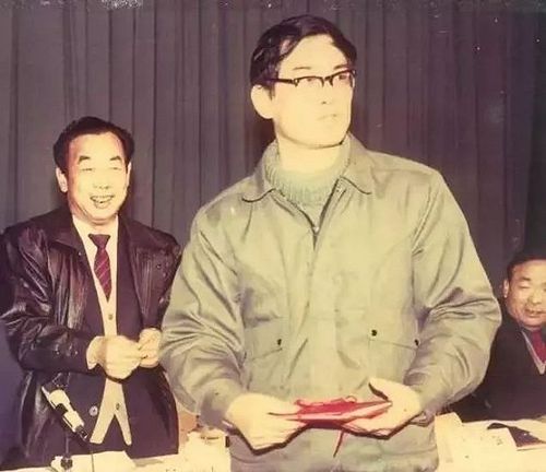 (1991年春,厂长李伯涛拿到上级的2万元表彰奖励金) 齐鲁制药董事长