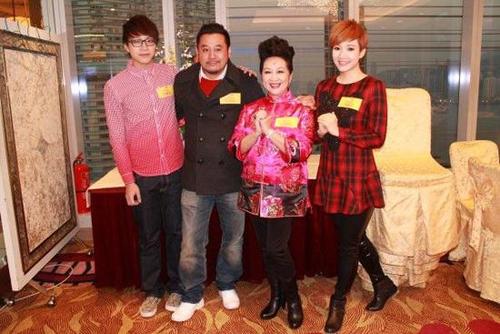 64岁薛家燕携小17岁男友见家人 离港同过春节