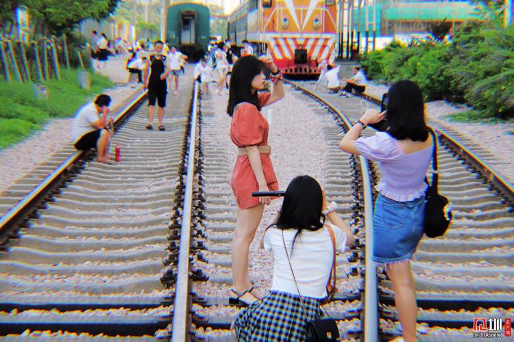 深圳人周末到铁路公园打卡.