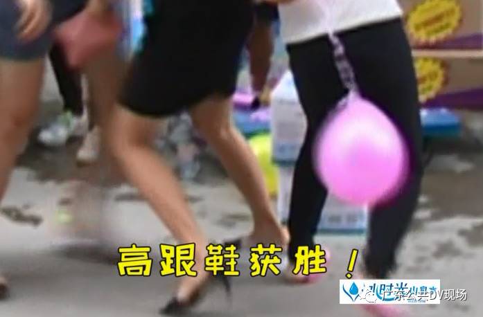 dv女神韦冬梅带着礼品 来到了肇庆市鼎湖区莲花镇 现场观众笑开了花