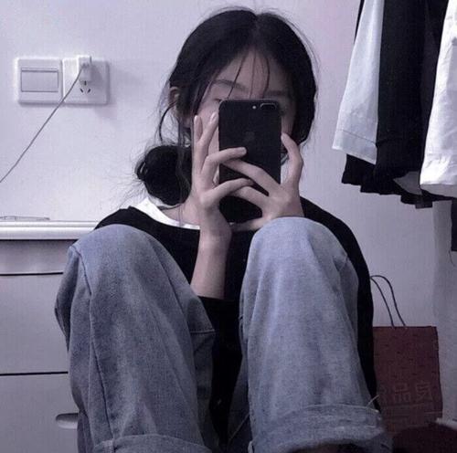 ins风格女生头像:有谁与你一样,委屈到落泪还要伪装坚强!