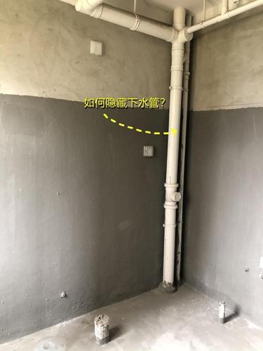 卫生间包下水管现在师傅只包一半封扇柜门方便检修顺便储物
