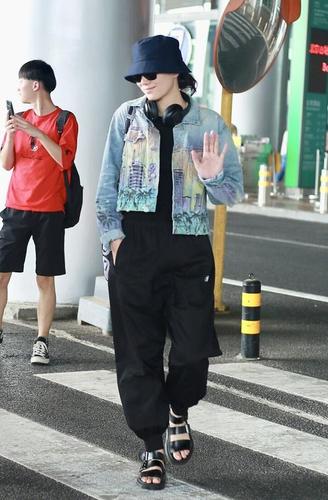 40岁的宋佳机场造型显年轻,牛仔外套黑色运动裤减龄洋气,超好看