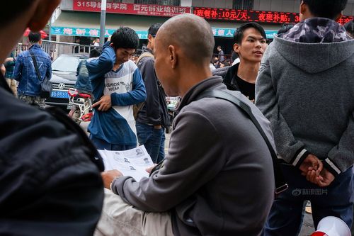 深圳龙华新区的城中村里有着这样一群人:他们生活在三和人才市场附近