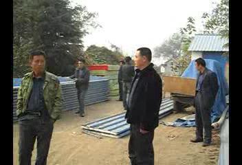 党委书记吴锡华和张洪涛趁张纪来不在家强行把房子挖倒不赔钱,以权