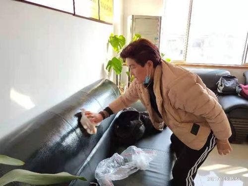 大平姐在认真的擦沙发