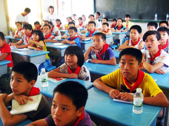【暑期"三下乡"】工院学子走进洋西小学,七彩课堂传递
