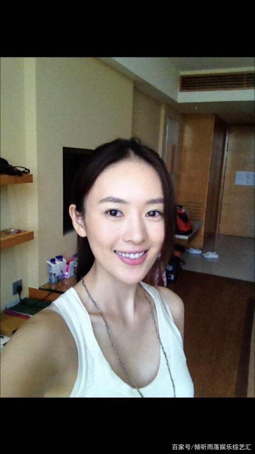 童瑶素颜也很美,拍戏间隙不忘拍照留念,好人缘又好脾气