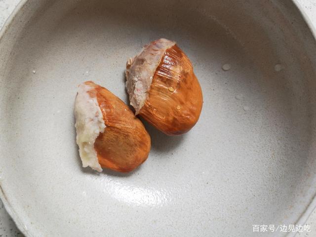 有的人还没尝过榴莲,有的人已经开始吃榴莲核