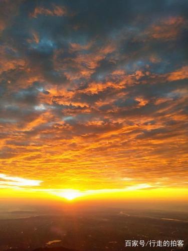 天空红得如火烧,耀眼的光芒普照大地.