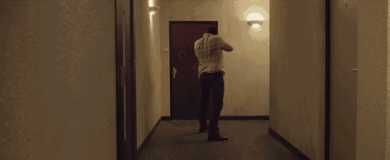 随后,他不停地踹门.