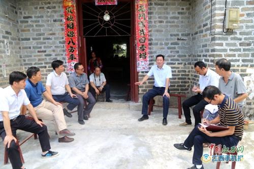 永新县委书记肖兵现场办公