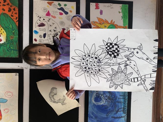 牛歆尧遮挡关系处理得不错,线条也很流畅,要注意树枝的均匀.