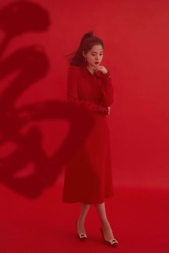 欧阳娜娜真会穿,穿红裙优雅又喜庆,扎高马尾灵动又减龄