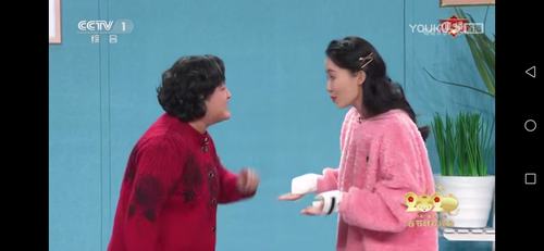 贾玲和张小斐上演"婆媳大战"