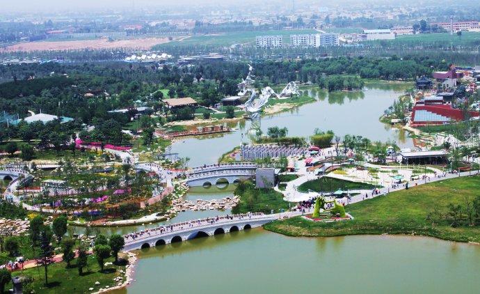 (在长安塔上俯瞰世园会园区)