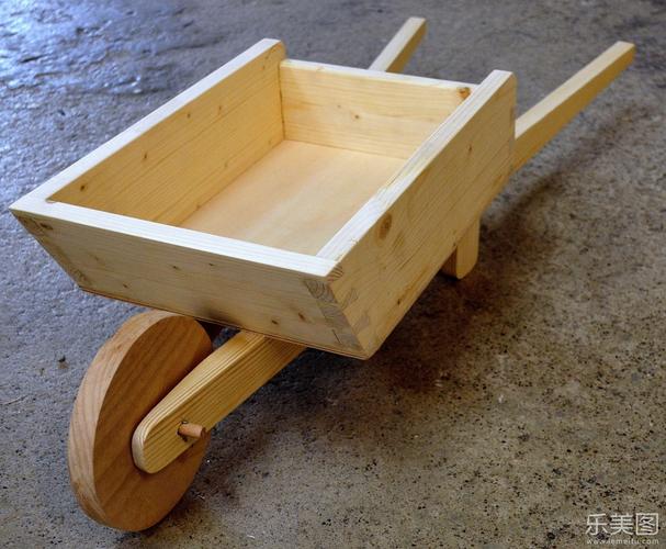 房间中手工制作木制小推车工艺品